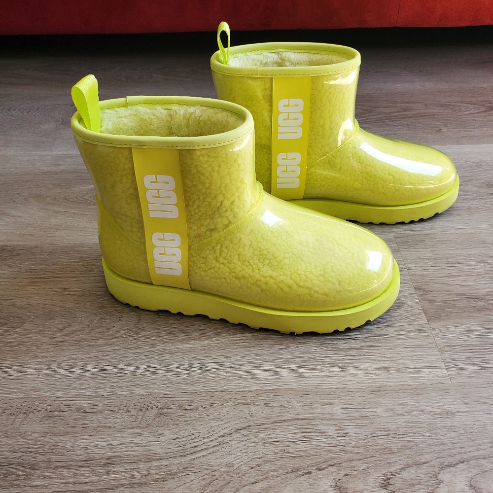 UGG Women's Classic Clear Boots Waterproof Winterproof Size 7. Pollen color.